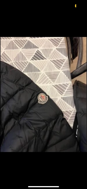 Moncler jacka storlek M - Det är en skön moncler jacka som det inte finns några problem på alls, använd i runt 2-3 månader men helt fräsch och inga problem med jackan.
