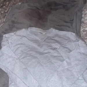 Det är en grå och medel tjock tröja som är från Dobber.😍 den har andvänds 3ggr för den var för kort och nu ligger den bara och samlar damm.🤍🖤