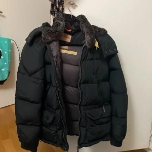 Parajumper jacka  - Jag säljer min parajumper jacka.skick 6/10 Storlek S/176cm  Pris 500