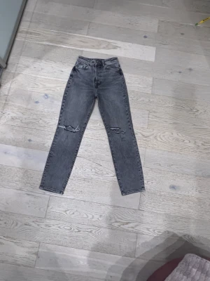 Mom jean från H&m strl 32 - Fina par mom jeans i ljus grå, jätte bra skick användt ca 2 ggr!