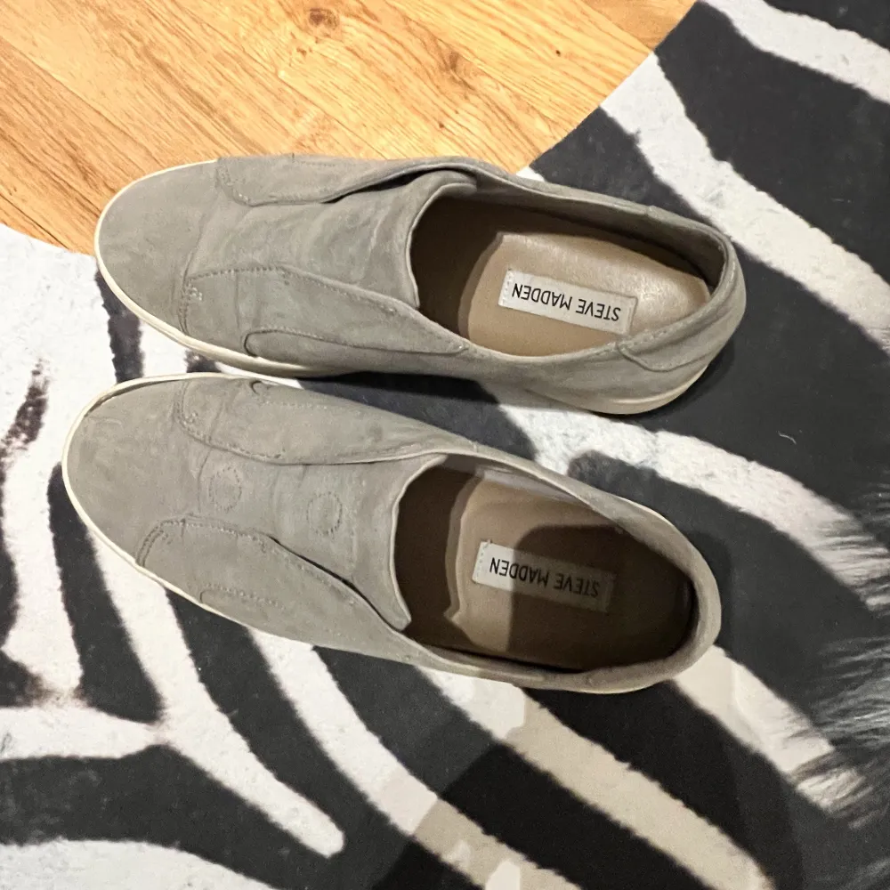 Jätte snygga gråa skor i mocka från Steve madden, har varit bollar på tidigare men tagits bort då jag tyckte det va snyggare så. Andvända men har fortfarande mycket att ge!❤️. Skor.