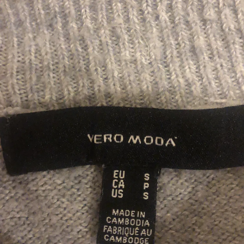 Tröja från vero Moda, grå och skön+sticks inte. Har använt kanske 3-4 gånger och vill inte ha den längre då jag redan har gråa stickade tröjor. Storlek S. Stickat.