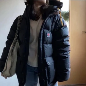 Fjällräven jacka - Hej! Jag säljer nu denna super fina fjällräven jacka i storlek xxs💓 jackan passar större storlekar sitter bra på mig med 36/S💓 dragkedjan krånglar lite men går att stänga ordentligt💓 förövrigt ren och fin💓 fler frågor svarar jag gärna på privat💓