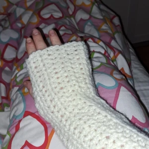 Perfekta julklappen  - Virkade handledsvärmare!  Går och köpa de på bileden eller beställa👍 Storlek: one size  Går oxå att bställa i andra färger. Skickas inom 2 dar  Skicka med post. Betalning via swish innan det postas!  