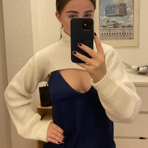 Croppad stickad polotröja - ”Övertröja” med hög polokrage som viks ner. Använd någon enstaka gång!