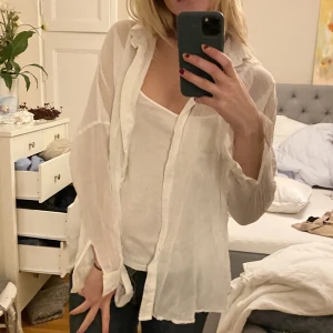 Skjorta - Snygg skjorta som jag knappt används. Har haft den i lådan och därför är den sketnlig men ingenting som ett strykjärn inte kan fixa