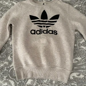 Adidas Sweatshirt  - Jätteskön Adidas sweater/sweatshirt . Säljer den för att den inte kommer till användning. Den har ett hål som ni kan se på bilden fast det är inget stort. Övrigt är den väldigt bekväm och snygg. Pris kan diskuteras vid snabb affär👍