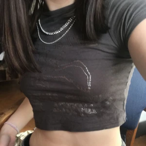 ascool ledzepplin baby tee - skitcool baby tee med led zepplin på. Passar mig som i vanliga fall har S! Sitter som en vanlig croptop! betalning sker via swish❤️❤️