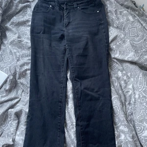 Svarta jeans med tryck - Ett par svarta jeans med tryck på fickorna, jättefina men tyvärr för små för mig. Storlek 36 men skulle säga 34. Jeansen är mid waist☺️