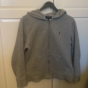 Ralph lauren hoodie - Säljer min Ralph lauren hoodie som är för liten för mig. Den är i ett bra skick men det finns små tecken på användning. Köpt för 1000 i våras. För fler bilder är det bara att skriva.