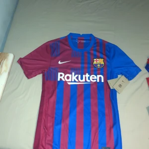 Nike Barcelona t shirt  - Beställde tröjan men den passade inte mig. 10/10 i skick. Köpt för 900kr