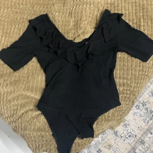 Storlek S men jag har M/L och det funkar bra. Den är från hm, köpte den inte för länge sen.  - Den är riktigt skön och om ni vill ha bild där jag har den på så skickar jag såklart, jag tvättar dem innan jag skickar💞