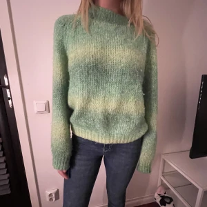 mysig stickad tröja - ljusgrön och mörkgrön tröja, jätte mysig!