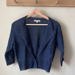 Kofta Dagmar  - Kofta från Dagmar. Nyskick!💙 Strl medium men mer som en small skulle jag säga!