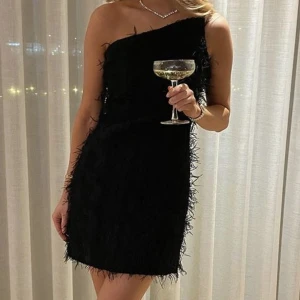 Gina Tricot klänning✨🖤 - Använd två gånger, är i väldigt fint skick då jag använt den försiktigt💕storlek 34. Nypris 799kr, slutsåld! 450kr+frakt 40kr