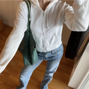 Croppad hopdie - Lånad bild! Säljer denna fina croppade hoodien från brandy Melville, fint skick!!