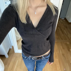 ”Stickad” tröja  - Jättefin bron stickad topp/tröja som inte riktigt kommer till andvändnibg i strl 34/xs