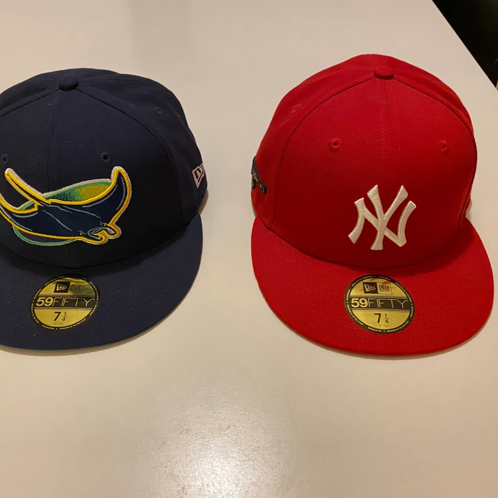 Tampa Bay Rays storlek 57,7 cm New York Yankees storlek 57,7 cm Liten fläck på den röda kepsen, se bild 350 för en keps och 600 för båda. Accessoarer.