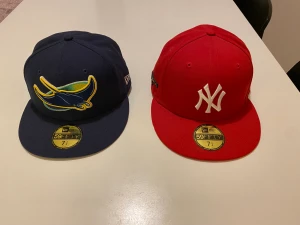 New Era flexfit - Tampa Bay Rays storlek 57,7 cm New York Yankees storlek 57,7 cm Liten fläck på den röda kepsen, se bild 350 för en keps och 600 för båda