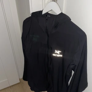 Arcteryx vind jacka - Arcteryx jacka storlek medium  (Har ett litet hål på bröstet) Pris kan diskuteras 