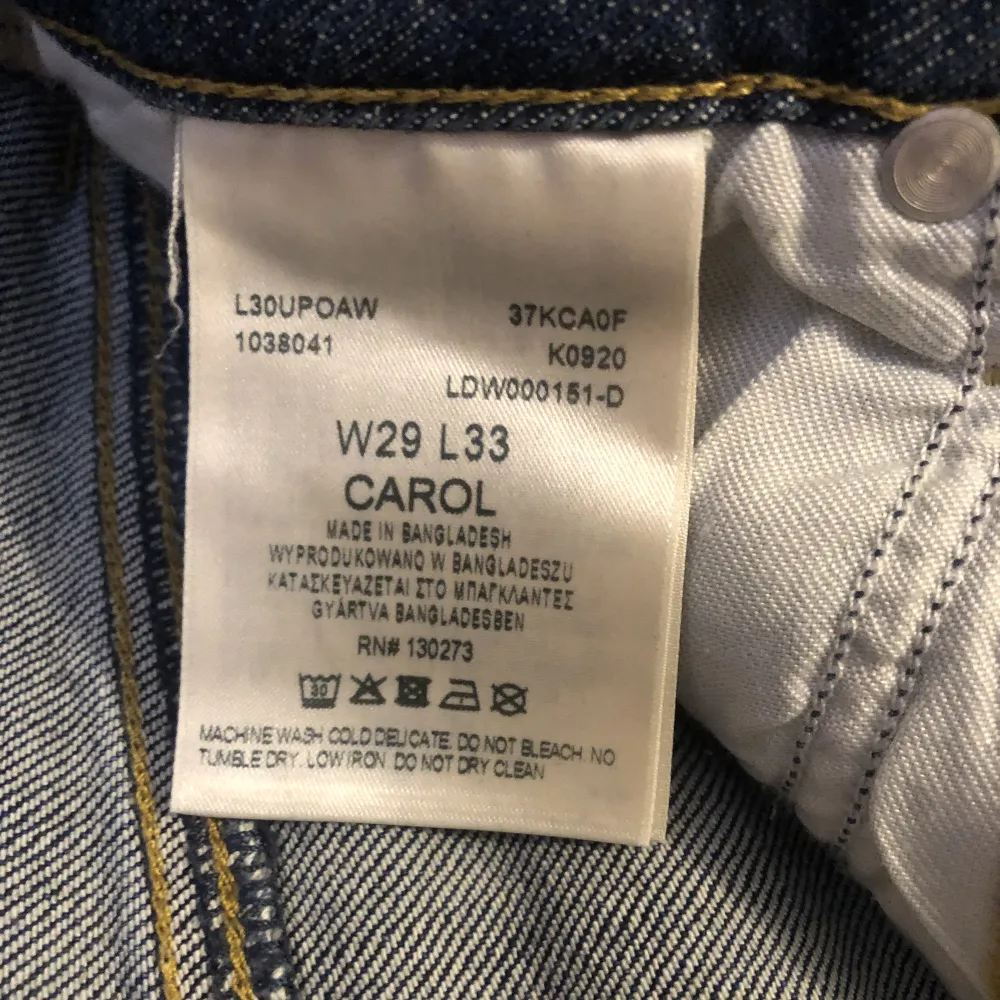 Snygga straight Lee Jeans i utmärkt skick, endast använt ett fåtal gånger. Köpte för 600, säljer för 200kr!! Kan mötas upp i centrala stockholm, annars står köparen för frakt☺️. Jeans & Byxor.