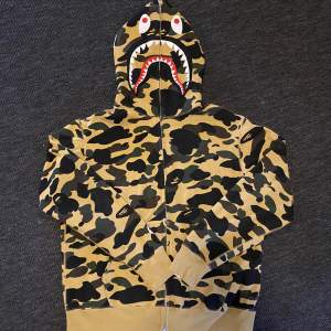 Bape hoodie köpt här på plick för några månader sen har inte använt den så mycket och den är i 9/10 skick skulle jag säga. Förra ägaren sa att den var äkta och det tror jag på den är väldigt bra kvalitet. Storlek L men passar mig som har S-M.