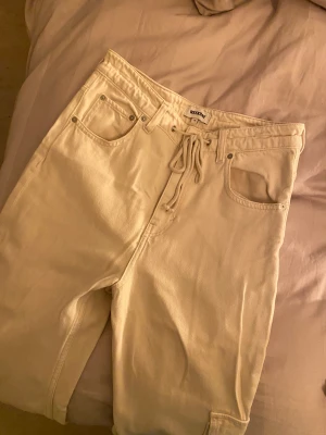 ljusbeiga cargopants - Beiga (ljusa) cargobyxor från Weekday i storlek S, med knyte i midjan vilket jag tycker är så så bra. För små för mig tyvärr som har lite större lår (har S/M i byxor). Men så fina detaljer! Säljer för 250kr + Spårbar frakt 66kr❤️