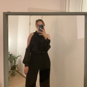 Festtopp - Perfekt topp för jul och nyår!❄️ Öppna ärmar, från Gina Tricot. Storlek 38. Använd förra nyår bara. 