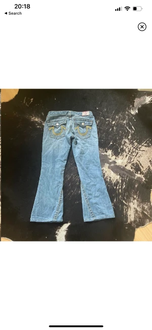 true religion jeanse - ett par true religion jeanse i super bra skick bara använt någon gång är lite stora på mig i midjan därför jag säljer kom privat för fler bilder, dom är bootcut!