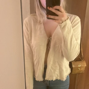 Beige kofta - Knytkofta, superskönt mjukt material