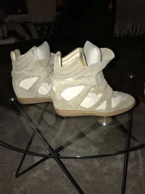 Isabel marant skor - Så sjukt snygga isabel marant sneakers i färgen taupe.  Köpt 2017 men har använts sparsamt, säljer pga att det inte kommit till användning som jag hoppats! Frakt ingår i priset!💕💕
