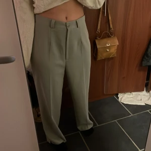 Gråa kostymbyxor - Loose low rise kostymbyxor <33 såå fina men för långa för mig tyvärr :/ Utmärkt skick