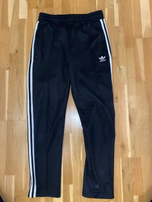 Adidas Byxor - Svarta adidas byxor Storlek: M Väldigt fint skick