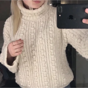 Stickad tröja, BikBok - Söt vit stickad tröja med ”bubblor” och vida armar, från BikBok i storlek XS men passar även S. Använd fåtal gånger bra skick. Nypris 599kr Priserna går alltid att diskuteras. Frakt tillkommer 📦