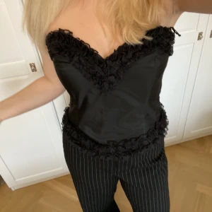 Korsett  - Jättefin korsett i svart med fina detaljer. Köpt vintage. 