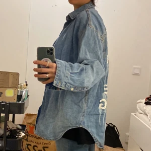 Jeansjacka strl. M-L. - Säljer denna jeansjacka från Bershka i storlek M-L.