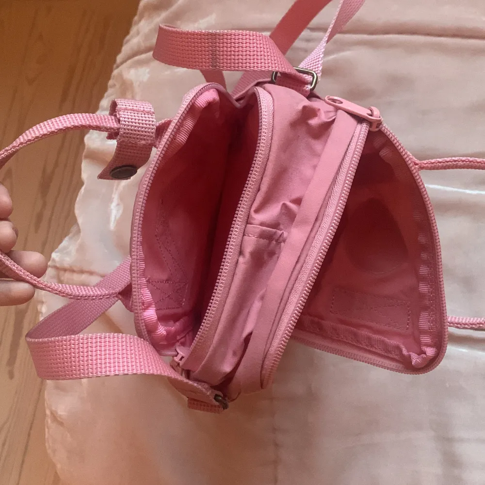 En så fin rosa fjällrävenväska i modellen sling som tyvärr inte har kommit till så jättemycket användning. Nypris: 800 kr säljer för 450 kr, pris går attdiskutera! Väskan är lite smutsig men inget man tänker på jättemycket💞Köparen betalar frakten☺️. Väskor.