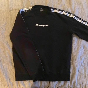 Champion sweatshirt, strl L - Snygg champion tröja i storlek Large, bra skick! Som ny använd några gånger.