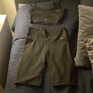 Aimn träningset  - Storlek S i sport-bh:n och storlek M i cykelbyxorna. Endast använda 1 gång!  200 kr för båda 