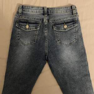 Super stretchiga lågmidjade jeans. Andra bilden visar mer vilken färg dem har, vet inte vart dem är köpta då jag fick dem av min syster                                       Köparen står för frakten☺️ 