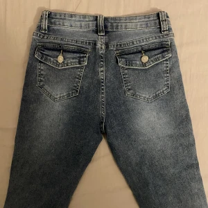 Lågmidjade jeans - Super stretchiga lågmidjade jeans. Andra bilden visar mer vilken färg dem har, vet inte vart dem är köpta då jag fick dem av min syster                                       Köparen står för frakten☺️ 