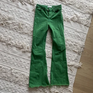 Zara jeans - Så coola zara jeans som är helt oanvända. Storlek 34 men är väldigt stretchiga så passar även en 36.