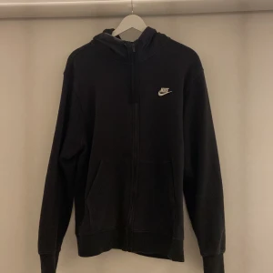 Nike zip up hoodie strl M - Nike zip up hoodie strl M. Säljer då denna har fallit ur min stil. Använd några gånger (5-7) men är i övrigt i mycket bra skick. Nypris: runt 500-650kr. 