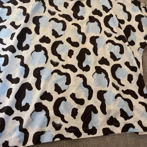 mönstrad topp - säljer denna leopard mönstrade t-shirten i tunnt och fint material! så fin sommartopp och väldigt skön! köptes från monki för mer än ett år sen för 150kr men säljs för 50kr+frakt