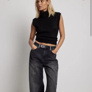 Svart väst  - Säljer den här svarta västen från Josefin HJ’s kollektion med NA-KD för att den inte riktigt var min stil tyvärr :/💕(gratis frakt)