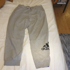 Adidas byxor - Ett par gråa adidas mjukisbyxor i bra skick! (Fraktpris kan skilja då jag postar med frimärken) 