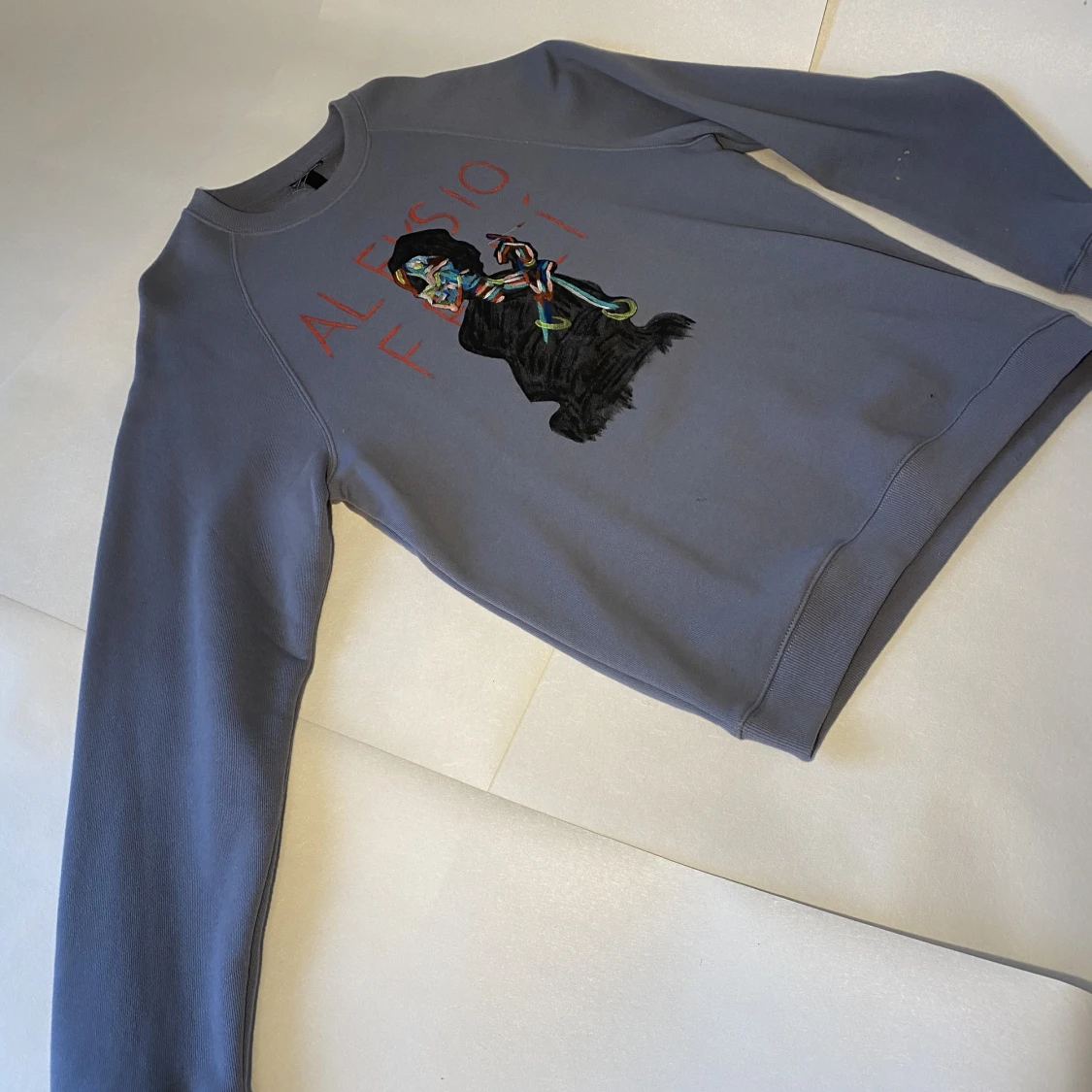 Handmålad tröja av Aleksio Feli