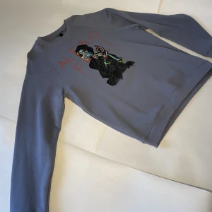 Handmålad tröja av Aleksio Feli - Handmålad sweatshirt i storlek M, 1/1 exemplar från Aleksio Feli 