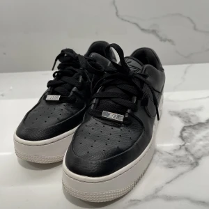 NIKE air force 1 - Nike air force 1 i svart skinn. Nypris 1200 kr.   Storlek 38.5. Fint skick 😄  Hämtas i Lund eller skickas om köparen står för frakten 😋 (99 kr spårbart med postnord) 