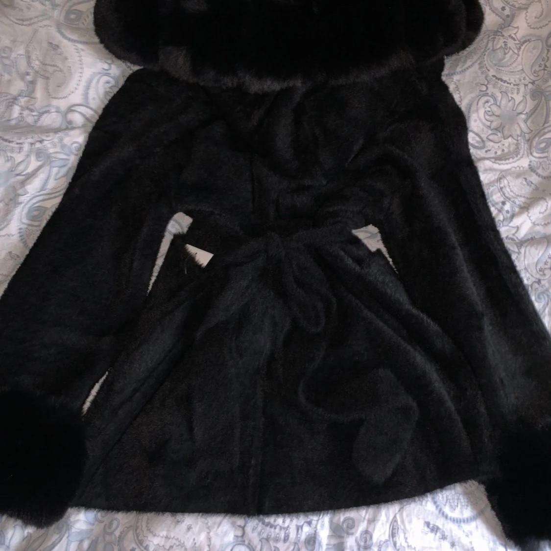Ny svart pälskappa  - 90